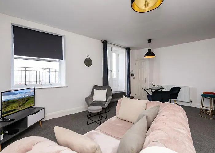 The Croston Balcony Apartment- Morecambe Central Promenade, Beach Front And Sea Views
