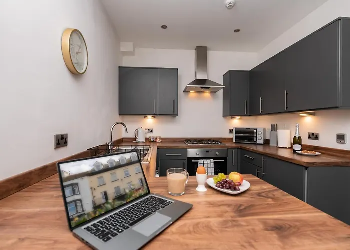 The Croston Balcony Apartment- Morecambe Central Promenade, Beach Front And Sea Views